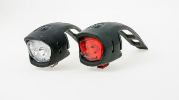 Set de lumini de siliciu pentru biciclete SILI BLACK. 2 LED-uri rosii si 2 LED-uri albe. 2 moduri: constant. intermitent. prindere Ø22.2-Ø31.8mm. baterii CR2032x2buc incluse